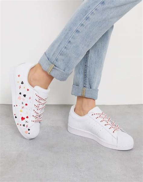 adidas damen sneaker mit herzen|Adidas Originals White – Superstar – e Sneaker mit Herz.